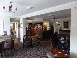 Interior del pub con barra, mesas y decoración tradicional