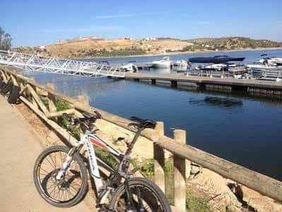 Embarcadero deportivo del Guadiana con bicicletas y embarcaciones amarradas