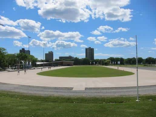 Vista panorámica del Emera Oval en verano con césped y pista de patinaje al aire libre