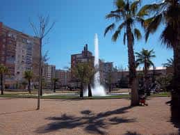 Vista panorámica del Parque Bioclimático con fuente central y palmeras