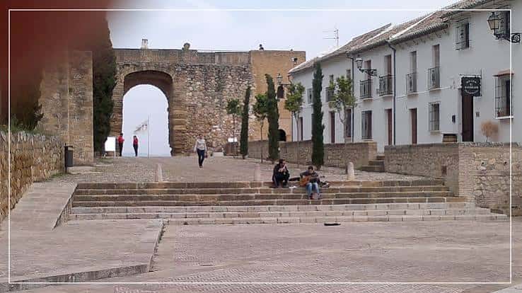 Vista panorámica de la Plaza de los Escribanos con el Arco de los Molares al fondo