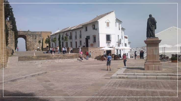 Plaza de los Escribanos con la estatua de Sancho IV y el Arco de los Molares