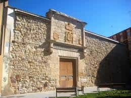 Fachada histórica del Centro Cultural Palacio de La Alhóndiga con mampostería y escudo