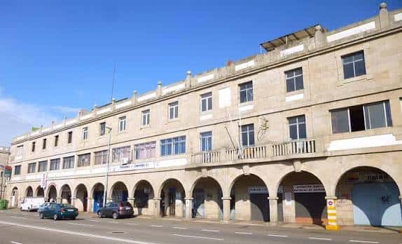 Fachada del edificio histórico con arcos en la Avenida de Beiramar