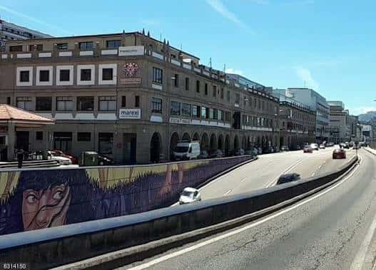 Vista panorámica de la Avenida de Beiramar con edificios y tráfico
