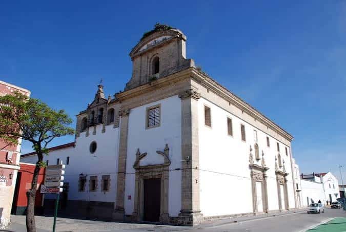 Ángulo lateral del convento mostrando su arquitectura bajo cielo despejado