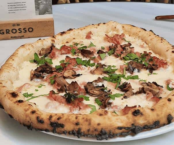 Pizza Gourmet con Jamón y Setas en Grosso Napoletano