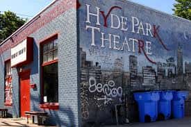 Fachada exterior del Hyde Park Theatre con mural urbano y detalles arquitectónicos