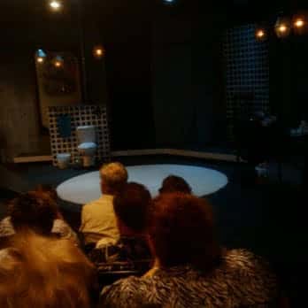 Interior del teatro mostrando el escenario circular y la disposición de butacas para el público