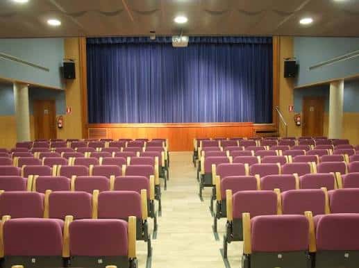 Vista general del auditorio de la Sala Santa Llúcia con butacas rojas y telón azul