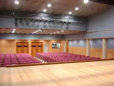 Vista lateral del auditorio mostrando la distribución de butacas y el escenario vacío