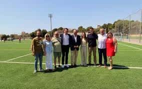 Grupo de personas posando en el campo de fútbol Hermanos Martínez Munuera