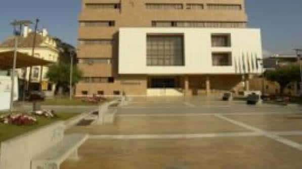 Fachada del edificio principal en la Plaza de España de Fuengirola