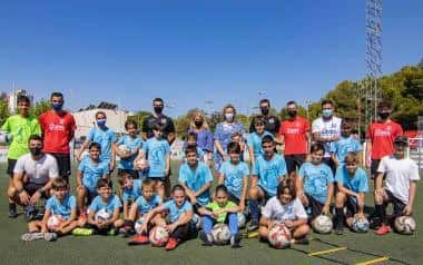 Equipo de fútbol infantil en el campo de fútbol Hermanos Martínez Munuera
