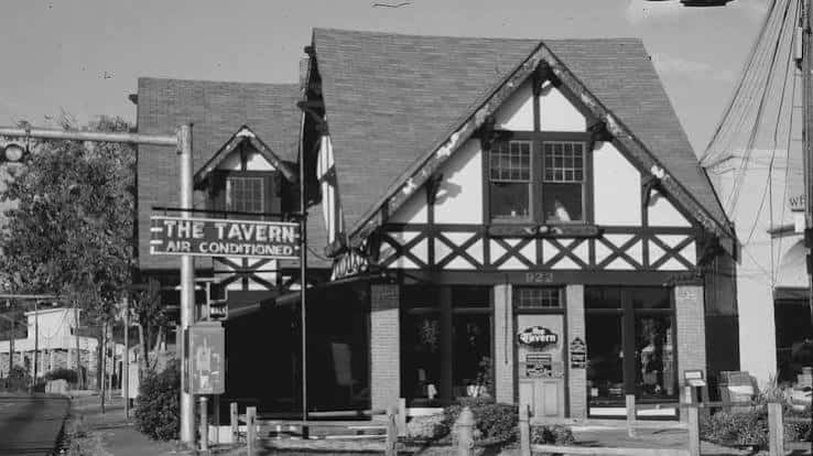 Vista exterior histórica en blanco y negro del local The Tavern