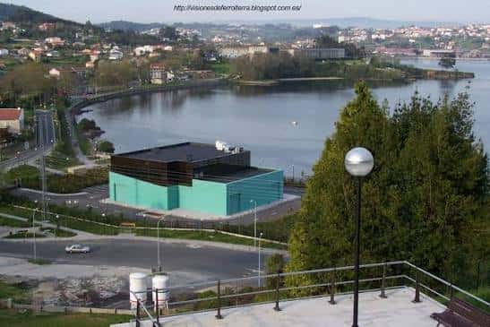 Vista panorámica de la Ensenada de A Cabana con el Centro Cultural de A Cabana en primer plano