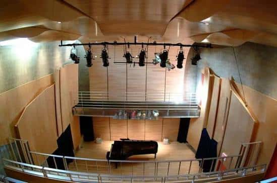 Vista cenital del auditorio mostrando la estructura arquitectónica y el piano