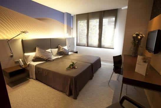 Habitación doble moderna con decoración elegante y luz natural