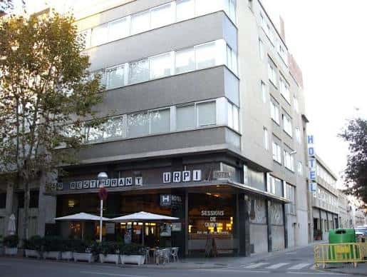 Fachada principal del Hotel Urpí en Sabadell con restaurante