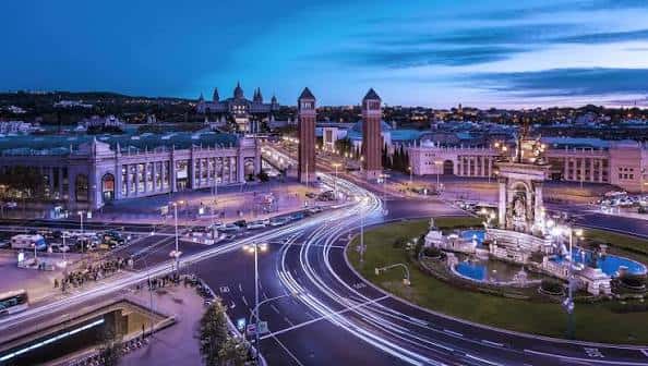 Vista panorámica nocturna del Recinte de Montjuïc con las Torres Venecianas y el Palau Nacional iluminados