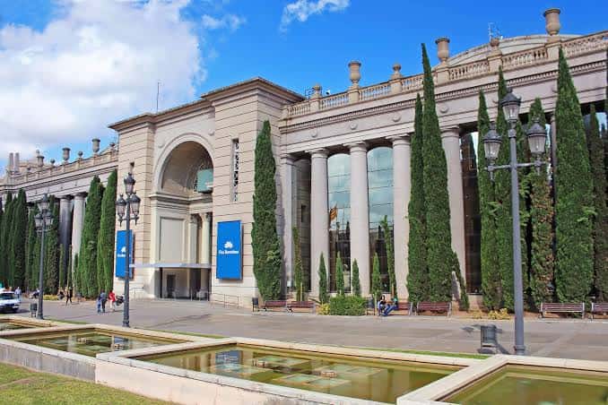 Fachada principal del Palau Nacional con sus columnas clásicas y cipreses, ideal para eventos al aire libre