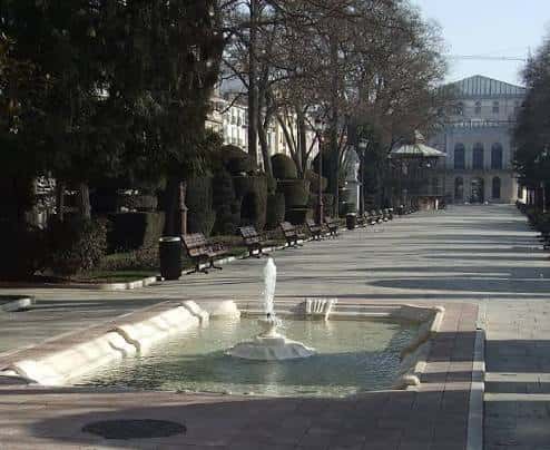 Vista del Paseo de Marceliano Santamaría con fuente central y bancos bajo árboles
