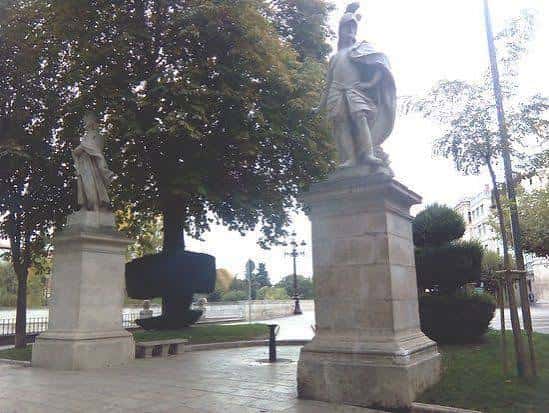 Estatuas monumentales en el Paseo de Marceliano Santamaría con fondo de árboles y edificios