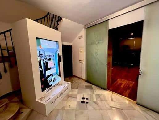 Vestíbulo del Legado Rafael Pérez Estrada con exhibición digital y escalera