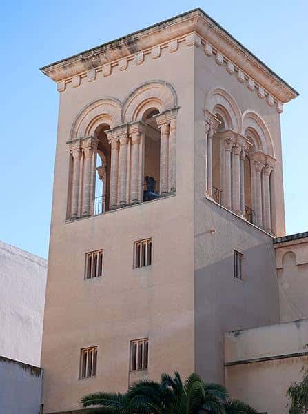 Torre campanario de la iglesia con arcos y detalles arquitectónicos