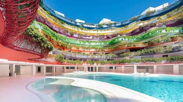 Piscina y arquitectura moderna en el Paseo Joan Carles I, Ibiza