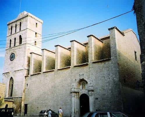 Fachada de la iglesia de Santa María en la Plaza de Antoni Albert i Nieto, con su torre y muros de piedra bajo un cielo azul