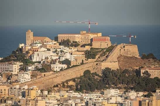 Vista panorámica de Ibiza desde la Plaza de Antoni Albert i Nieto, mostrando la ciudadela y el mar al fondo