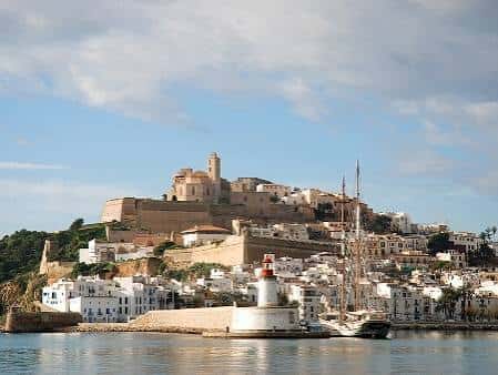 Vista panorámica de la ciudadela de Ibiza con el faro y el puerto
