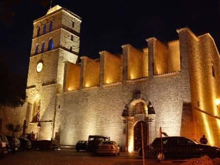 Fachada iluminada de la iglesia de Santa María al atardecer