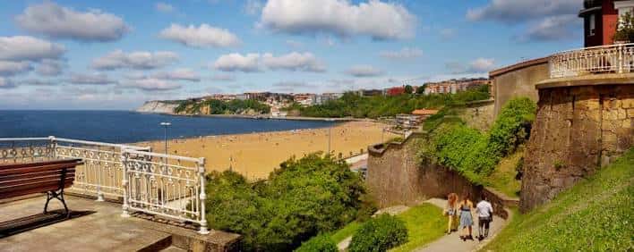 Vista panorámica de la Playa de Ereaga con el mar y la ciudad de fondo