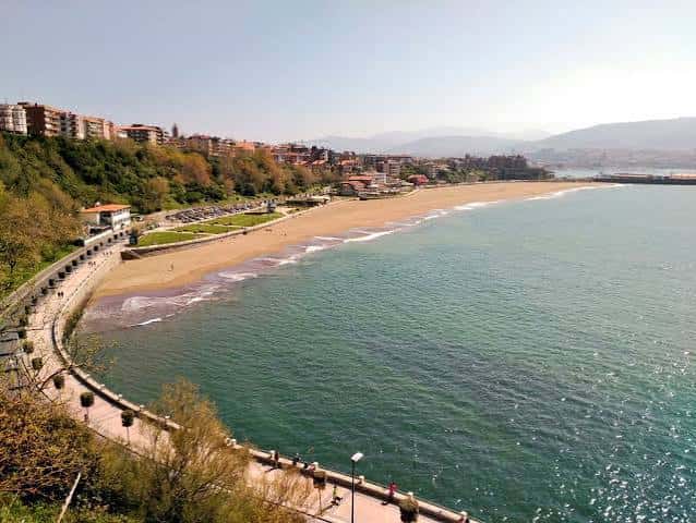 Vista elevada de la Playa de Ereaga con el paseo marítimo y el mar