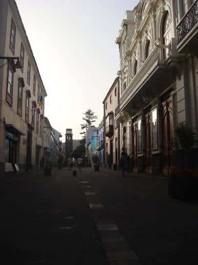 Vista de la Calle La Carrera en San Cristóbal de La Laguna con edificios históricos y farolas