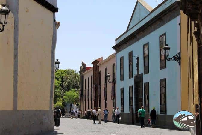 Calle La Carrera con edificios de colores y personas caminando