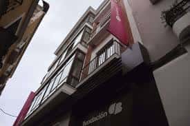 Fachada lateral del Edificio Montesinos 22 con detalles arquitectónicos y balcones
