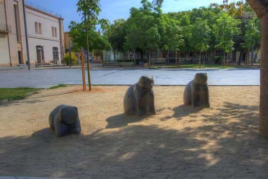 Área de arena con esculturas de elefantes en la plaza