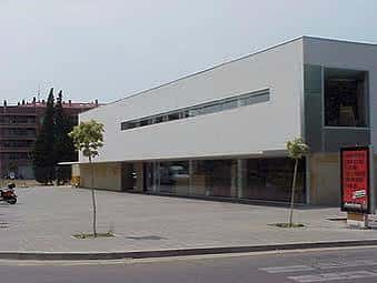 Fachada moderna de la biblioteca con plaza y árboles
