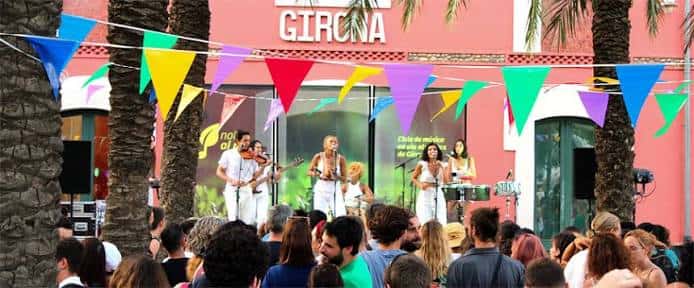 Concierto al aire libre en la plaza de L'Estació Espai Jove