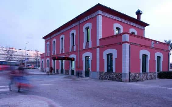 Fachada exterior del edificio de L'Estació Espai Jove al atardecer