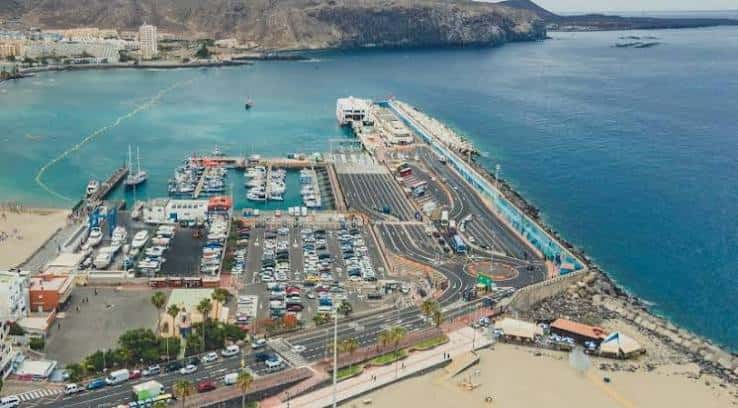 Vista aérea del puerto mostrando muelles, aparcamientos y acceso marítimo