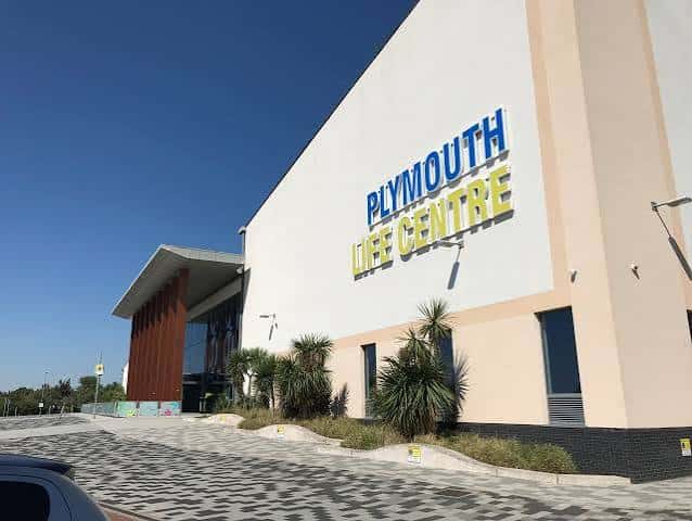 Fachada exterior del Plymouth Life Centre con letrero en colores azul y amarillo