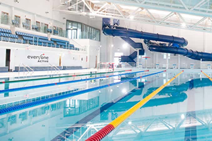 Piscina interior del centro con toboganes y gradas para espectadores
