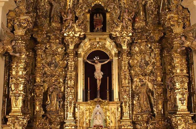 Detalle del retablo mayor con escultura del Cristo crucificado