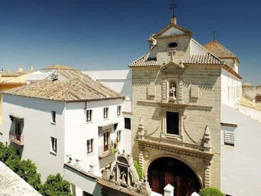 Vista exterior del Monasterio de San Miguel con fachada de piedra y tejado de tejas