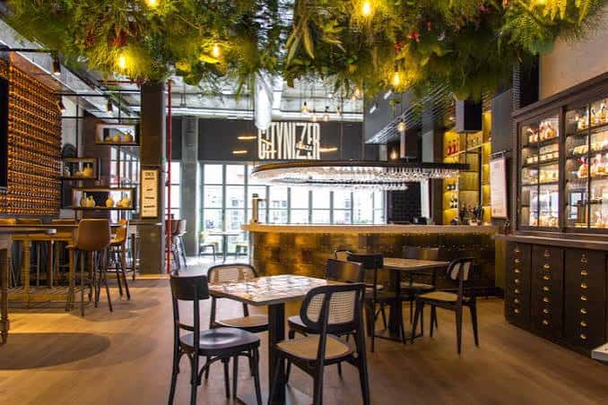 Interior del bar Citynizer Plaza con decoración festiva y ambiente acogedor