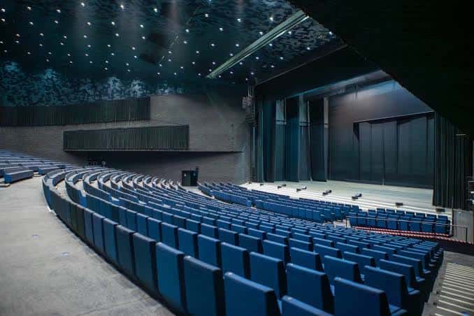 Ángulo lateral del auditorio mostrando las filas de asientos y el escenario